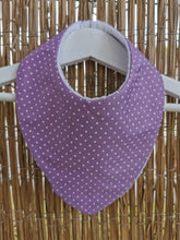 Charger l&#39;image dans la galerie, Bavoir bandana mauve à pois blanc
