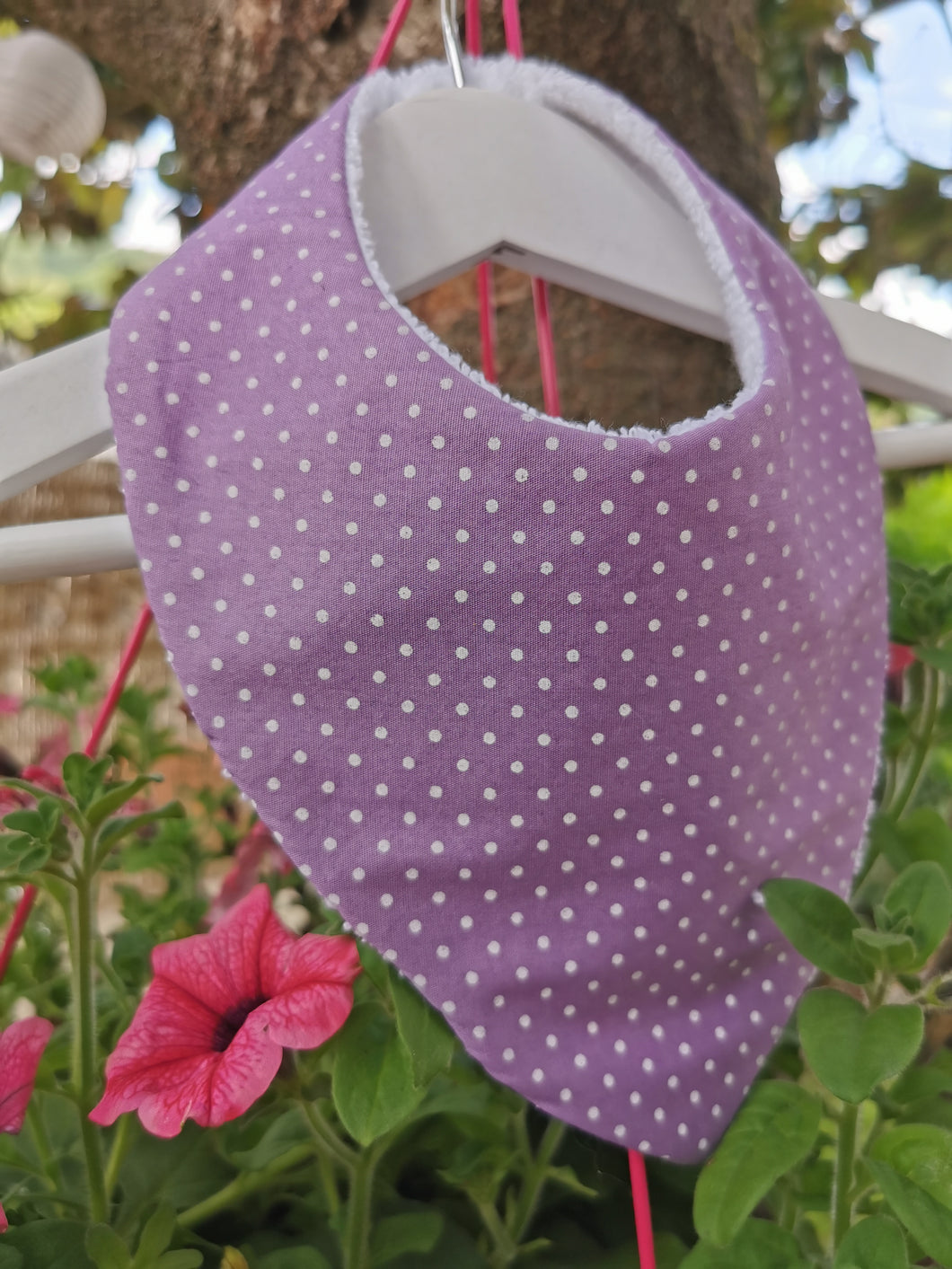 Bavoir bandana mauve à pois blanc