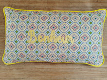 Charger l&#39;image dans la galerie, Coussin en coton passepoilé déhoussable brodé&quot; Bonheur&quot; 30 x 50
